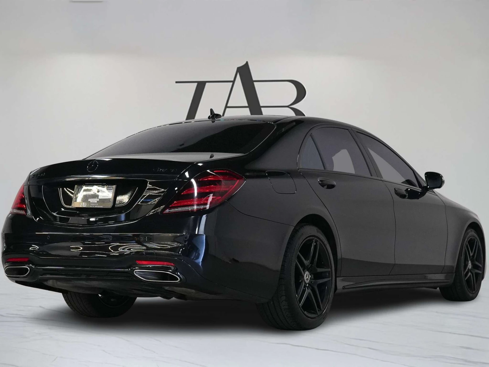 Mercedes-Benz S 560 * | AMG PKG | PREMIUM & SPORT PKG | 19 IN * CARFAX, снимка 4 - Автомобили и джипове - 56073107