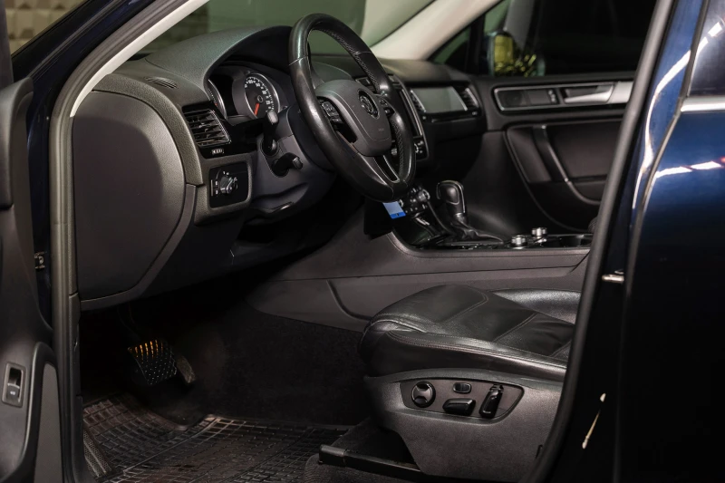 VW Touareg 3.0 TDI V6 * ТЕМПОМАТ * , снимка 7 - Автомобили и джипове - 52416767