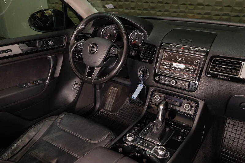 VW Touareg 3.0 TDI V6 * ТЕМПОМАТ * , снимка 11 - Автомобили и джипове - 52416767