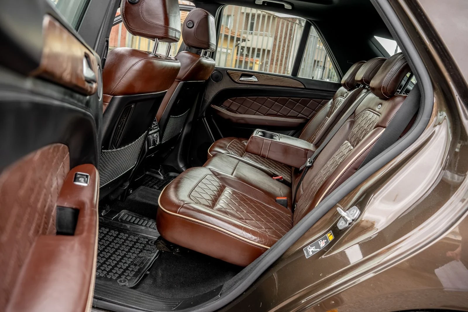 Mercedes-Benz ML 350 BlueTEC-AMG-DESIGNO Edition1-PANO-DISTR-FULL-TOP, снимка 16 - Автомобили и джипове - 54662179