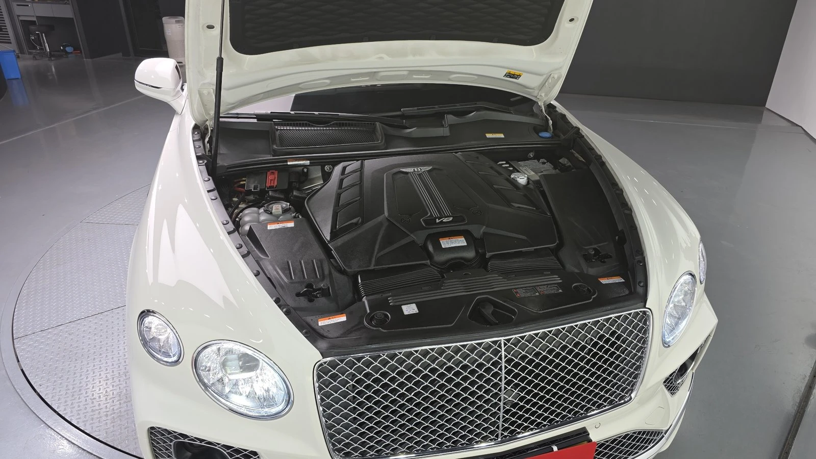 Bentley Bentayga 4.0 V8* ЛЮК* ОБДУХВАНЕ* МАСАЖ* HUD* 360* КРАЙНА ЦЕ, снимка 6 - Автомобили и джипове - 55336478