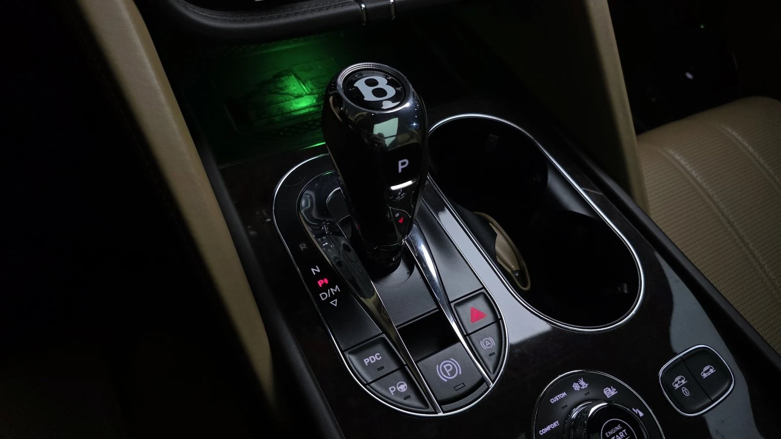 Bentley Bentayga 4.0 V8* ЛЮК* ОБДУХВАНЕ* МАСАЖ* HUD* 360* КРАЙНА ЦЕ, снимка 9 - Автомобили и джипове - 55336478