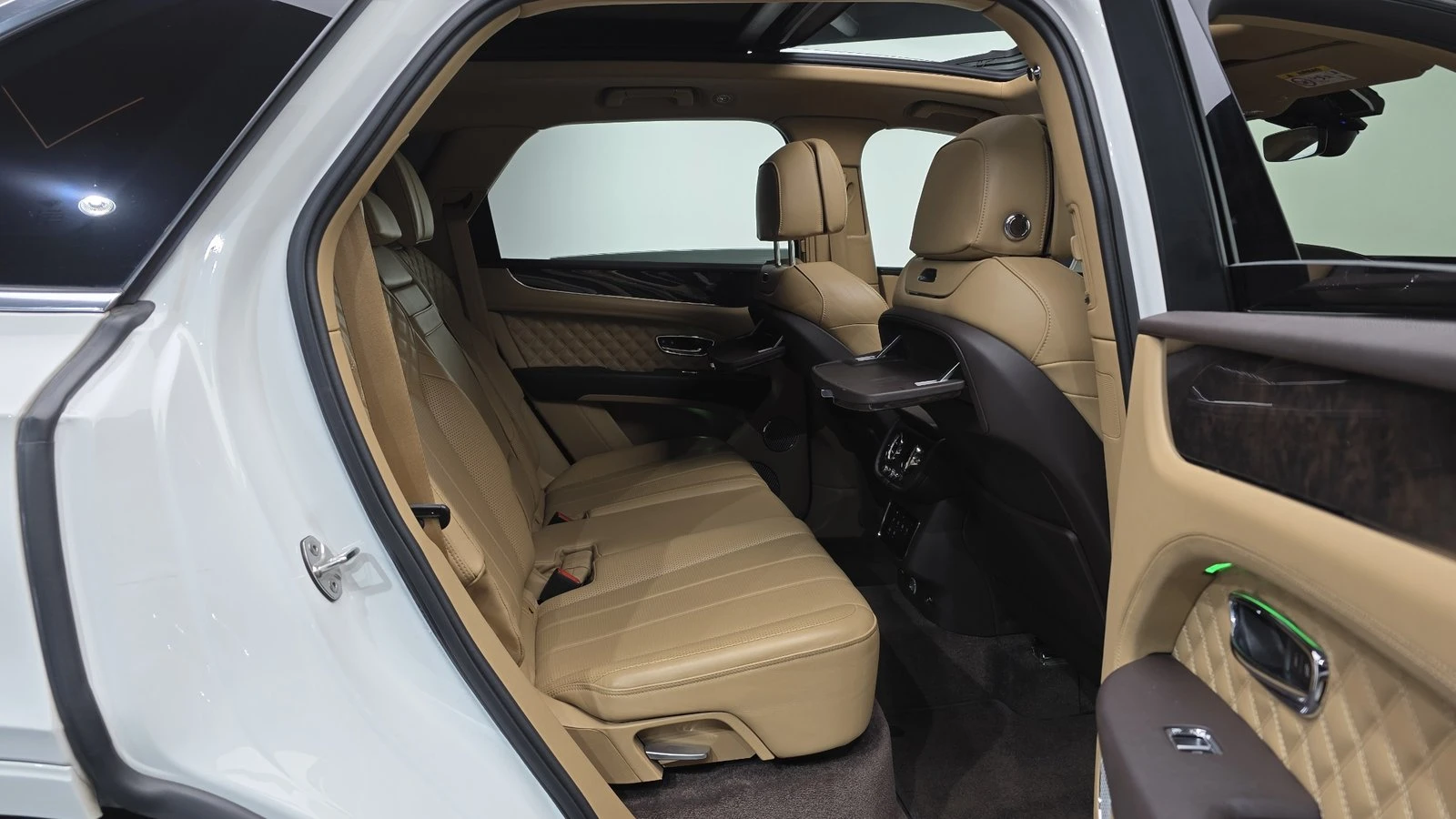 Bentley Bentayga 4.0 V8* ЛЮК* ОБДУХВАНЕ* МАСАЖ* HUD* 360* КРАЙНА ЦЕ, снимка 12 - Автомобили и джипове - 55336478