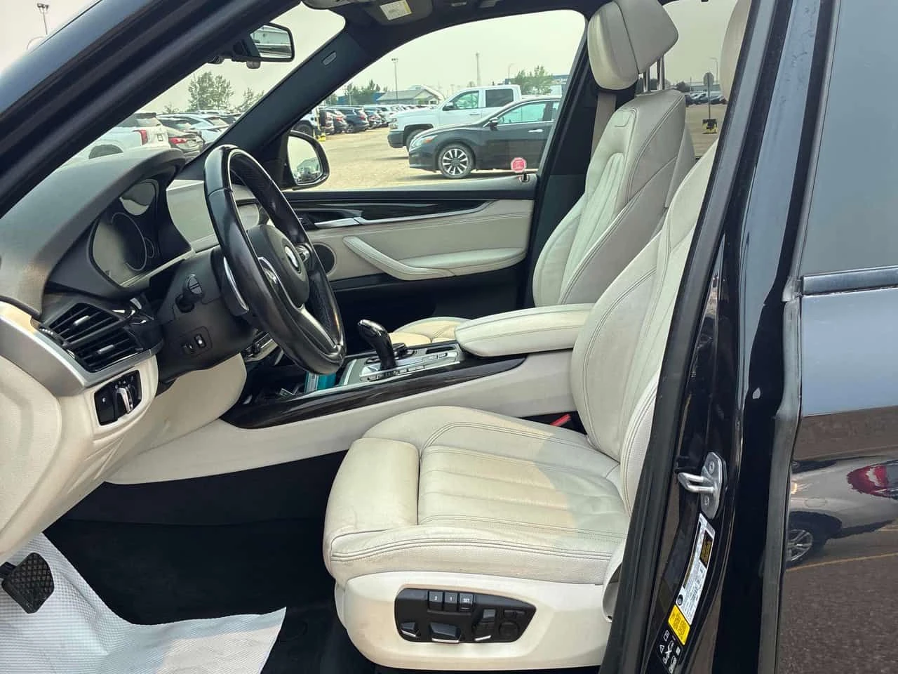 BMW X5 М ПАКЕТ/xDrive35i/CARFAX/БЯЛ САЛОН/+ ГУМИ/КЛИП, снимка 12 - Автомобили и джипове - 55417572