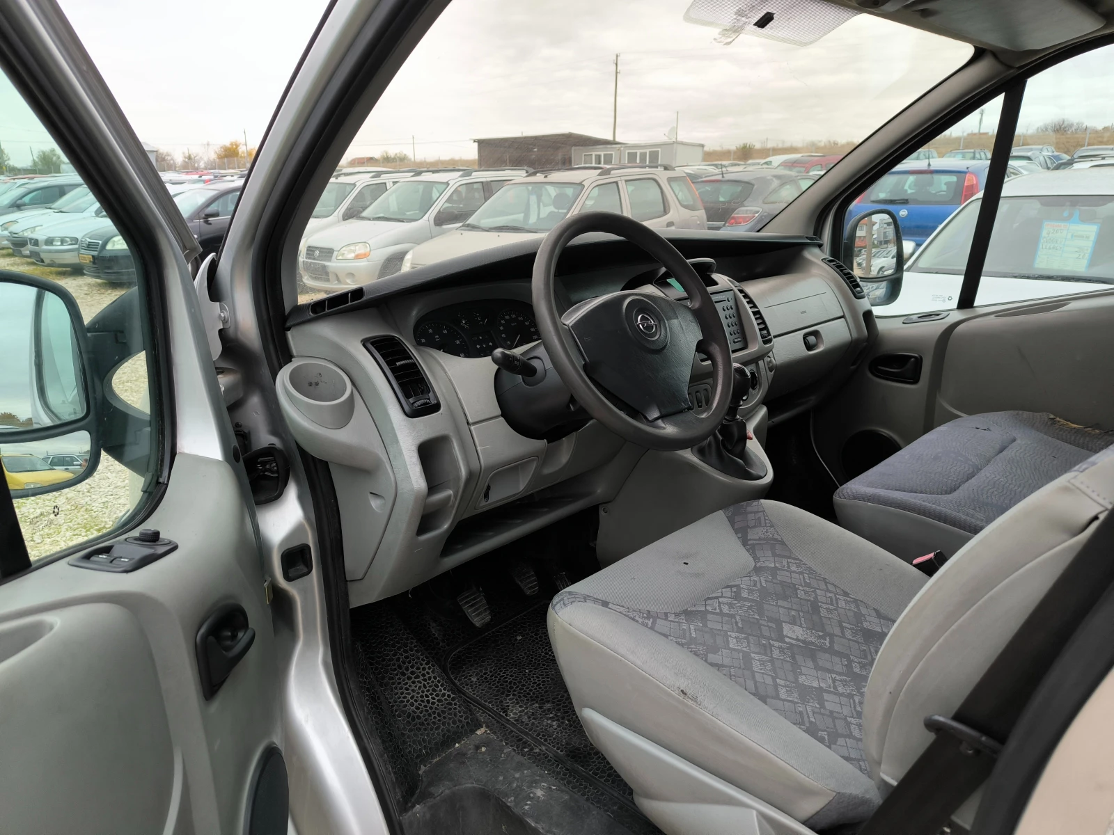 Opel Vivaro 2.5TD - изображение 7