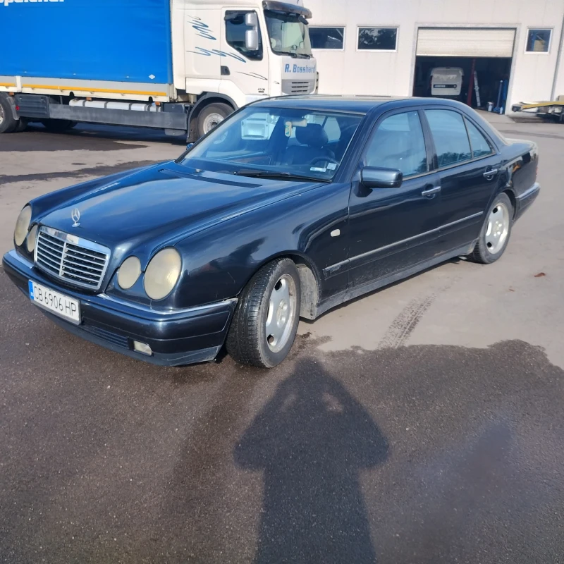 Mercedes-Benz E 300, снимка 1 - Автомобили и джипове - 47300972