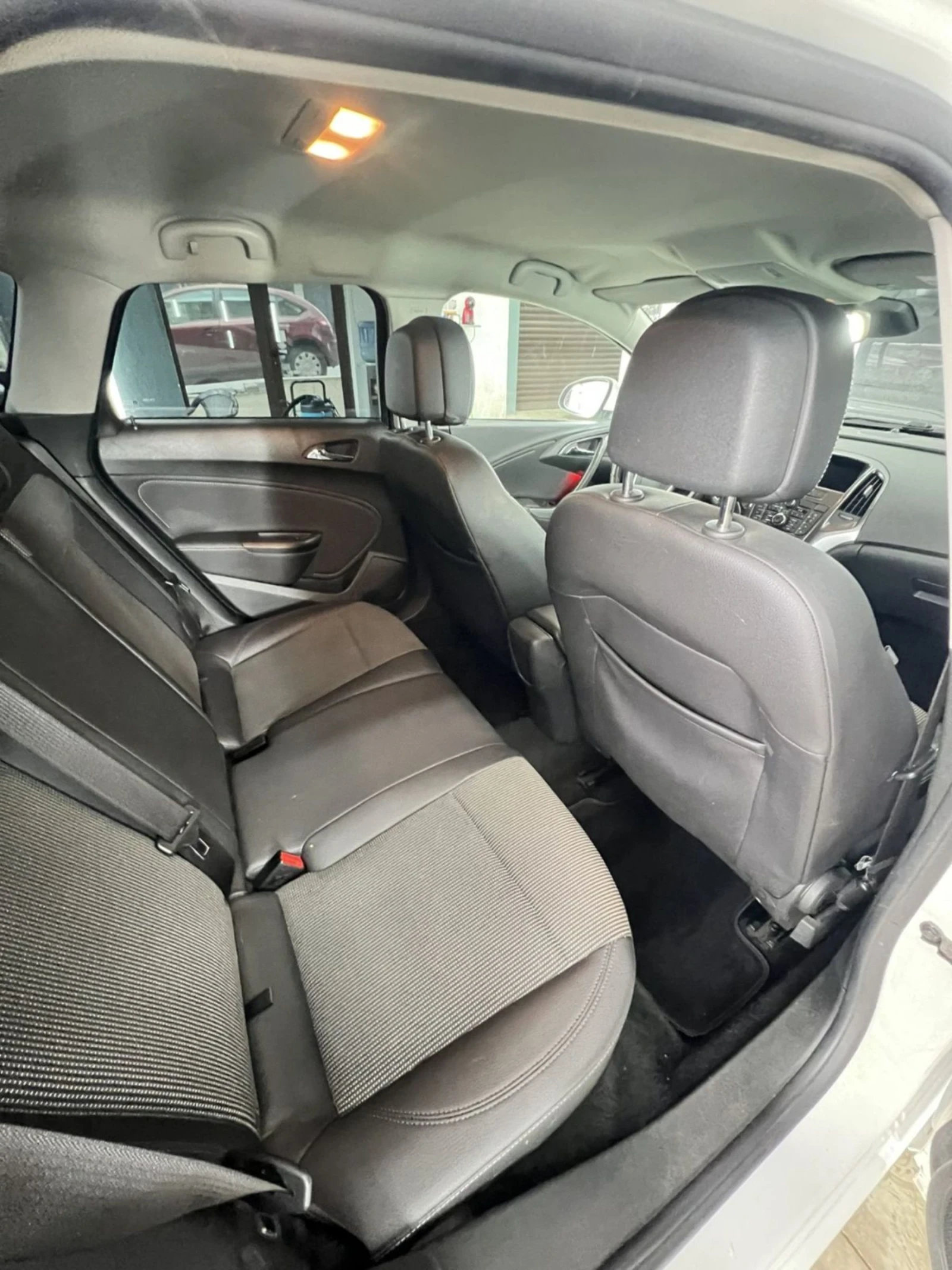 Opel Astra 2.0CDTI* Cosmo* Facelift* TOP, снимка 17 - Автомобили и джипове - 53989099