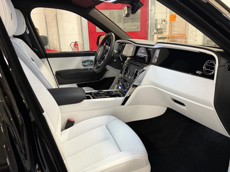 Rolls-Royce Cullinan SERIES II/FACELIFT/BESPOKE/SHOOTING STAR/HEAD UP/, снимка 10 - Автомобили и джипове - 51602209