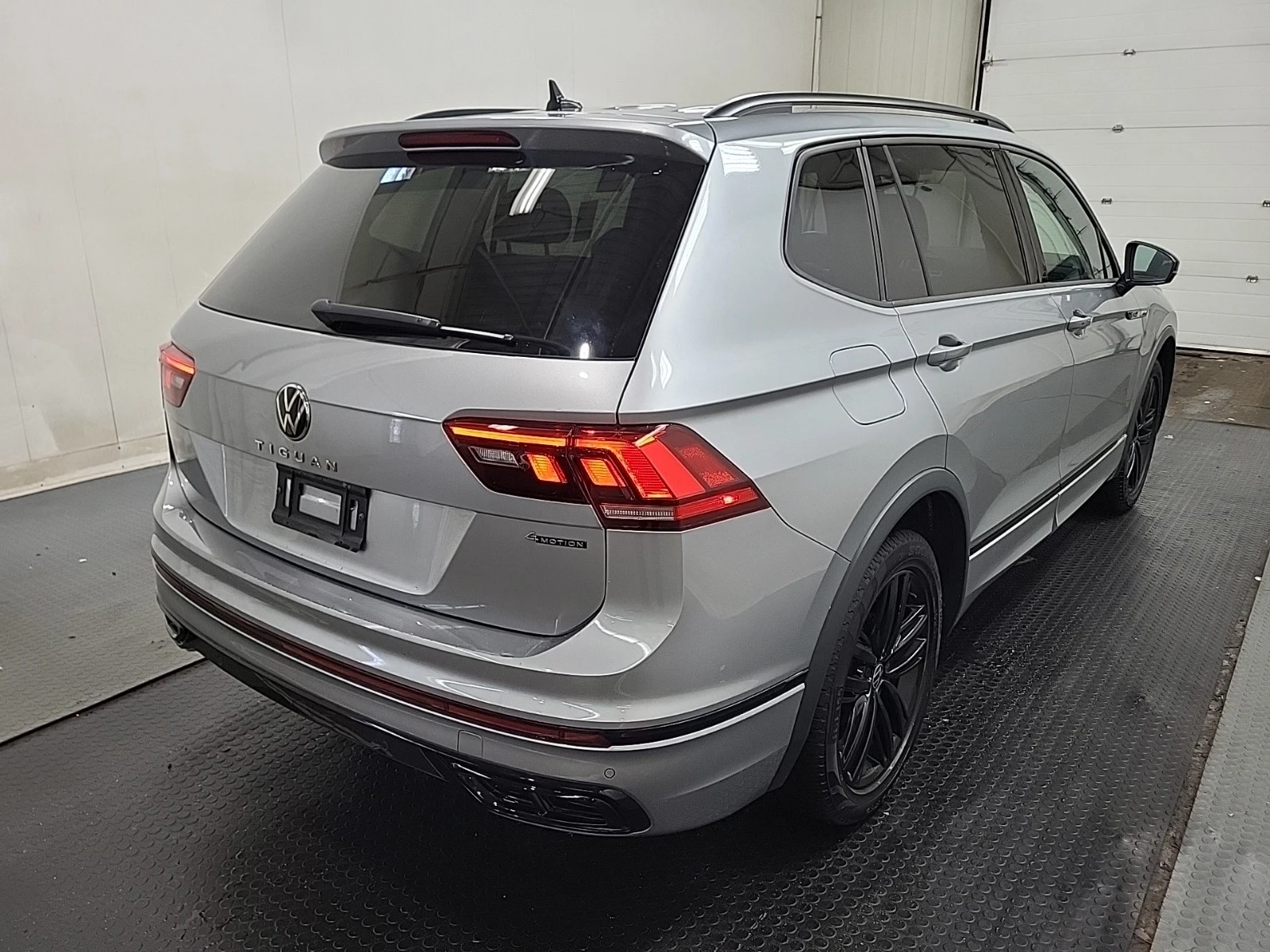 VW Tiguan SE R-LINE BLACK * * CARFAX * * АВТО КРЕДИТ * *  - изображение 4