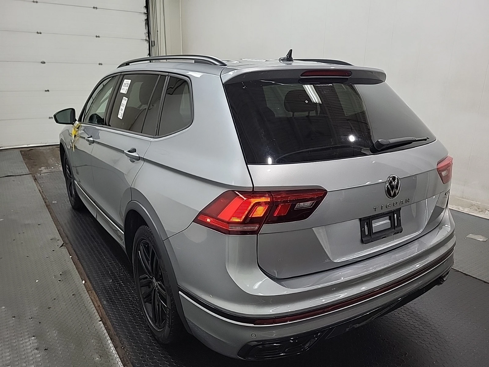 VW Tiguan SE R-LINE BLACK * * CARFAX * * АВТО КРЕДИТ * *  - изображение 3