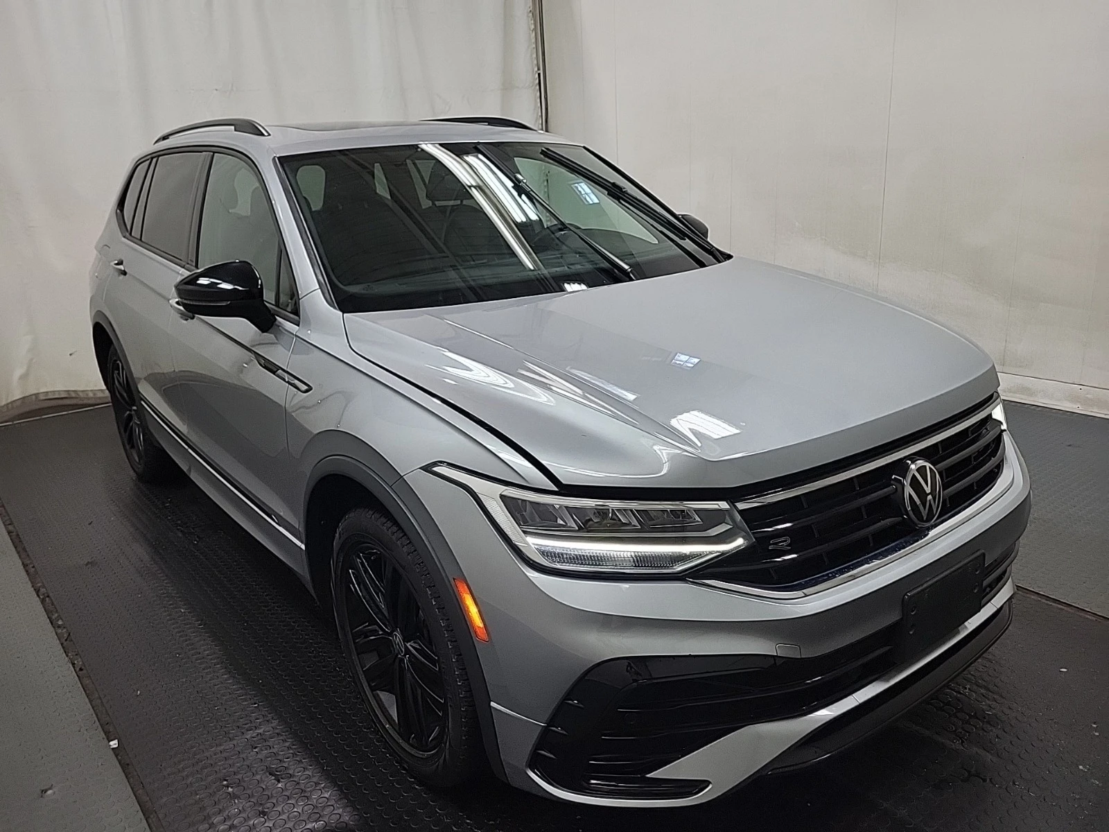 VW Tiguan SE R-LINE BLACK * * CARFAX * * АВТО КРЕДИТ * *  - изображение 2