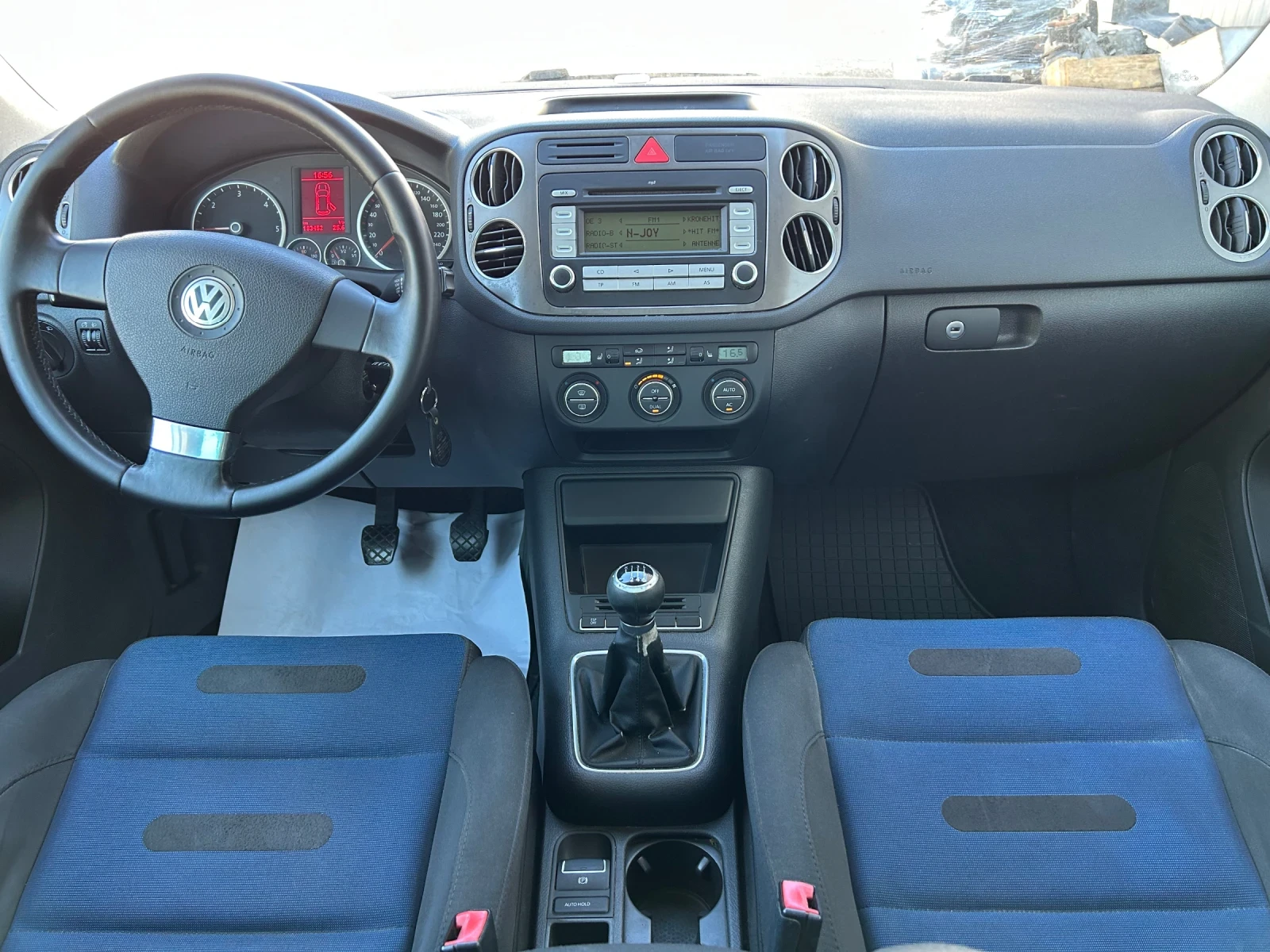 VW Tiguan 2.0ТDi/4x4/140K.C., снимка 11 - Автомобили и джипове - 54976517