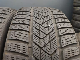 Гуми Зимни 235/40R19, снимка 1 - Гуми и джанти - 46990543