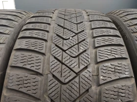 Гуми Зимни 235/40R19, снимка 2 - Гуми и джанти - 46990543