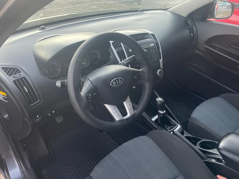 Kia Ceed 1.6 CRDI, снимка 9 - Автомобили и джипове - 47778671