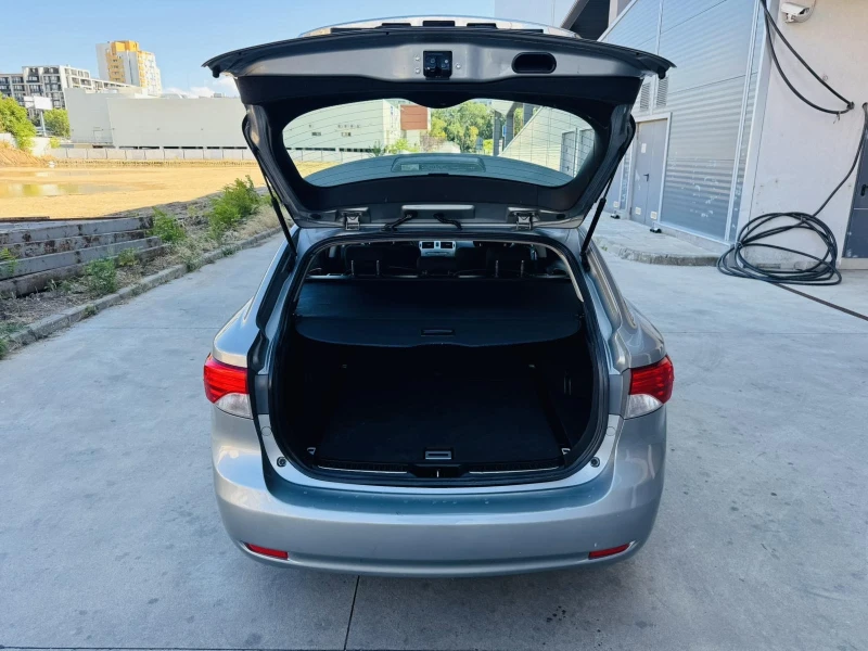 Toyota Avensis 1.8 FACE Automat, снимка 8 - Автомобили и джипове - 51529753