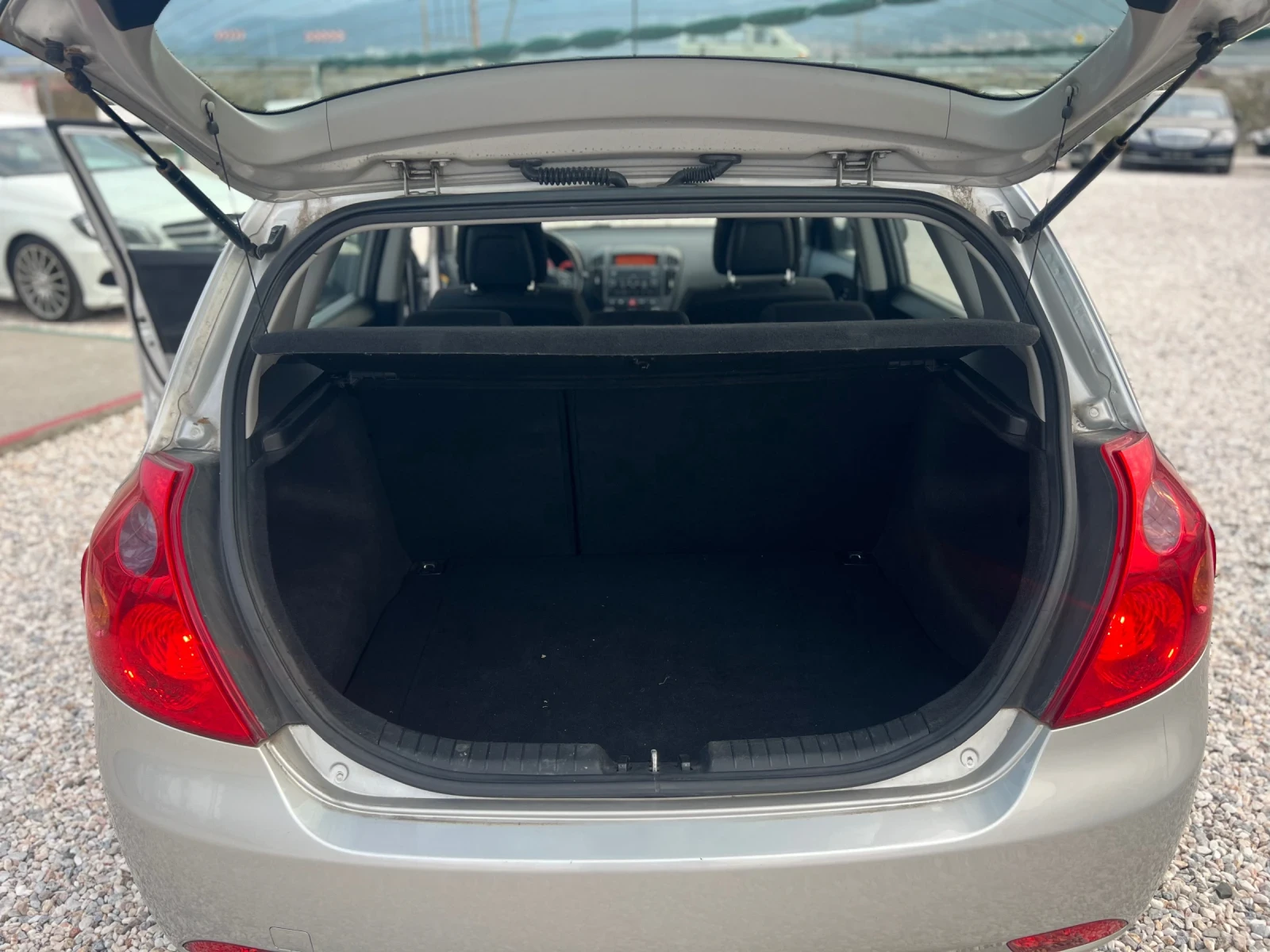 Kia Ceed 1.4i ТОП, снимка 15 - Автомобили и джипове - 53711863