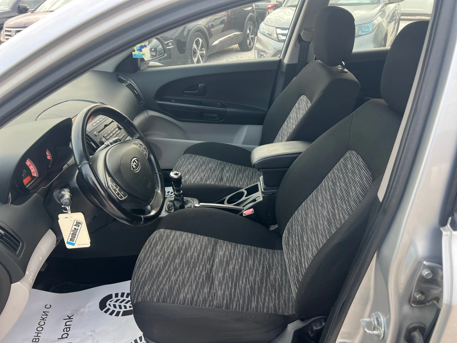 Kia Ceed 1.4i ТОП, снимка 9 - Автомобили и джипове - 53711863