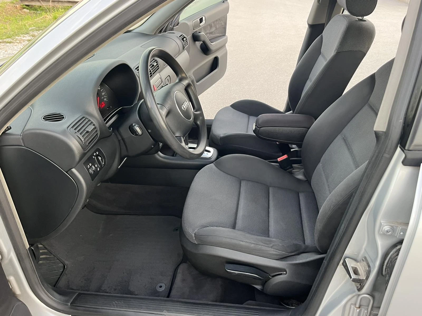 Audi A3 1.6I 102кс АВТОМАТ КЛИМАТРОНИК , снимка 7 - Автомобили и джипове - 54439530