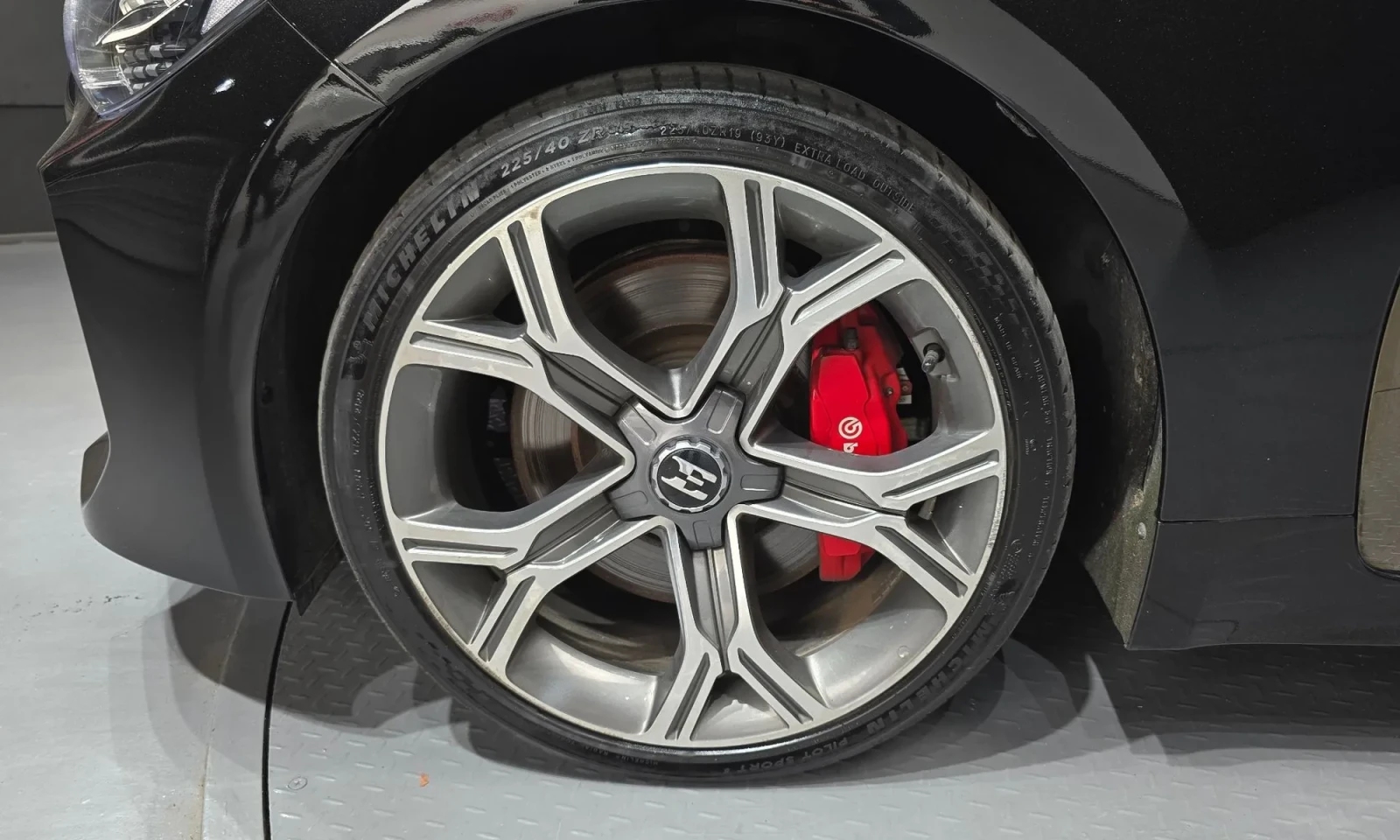 Kia Stinger 3.3* 360* RED* ОБДУ/ПОДГ* HUD* Lane Assist* BlindS, снимка 4 - Автомобили и джипове - 54482407