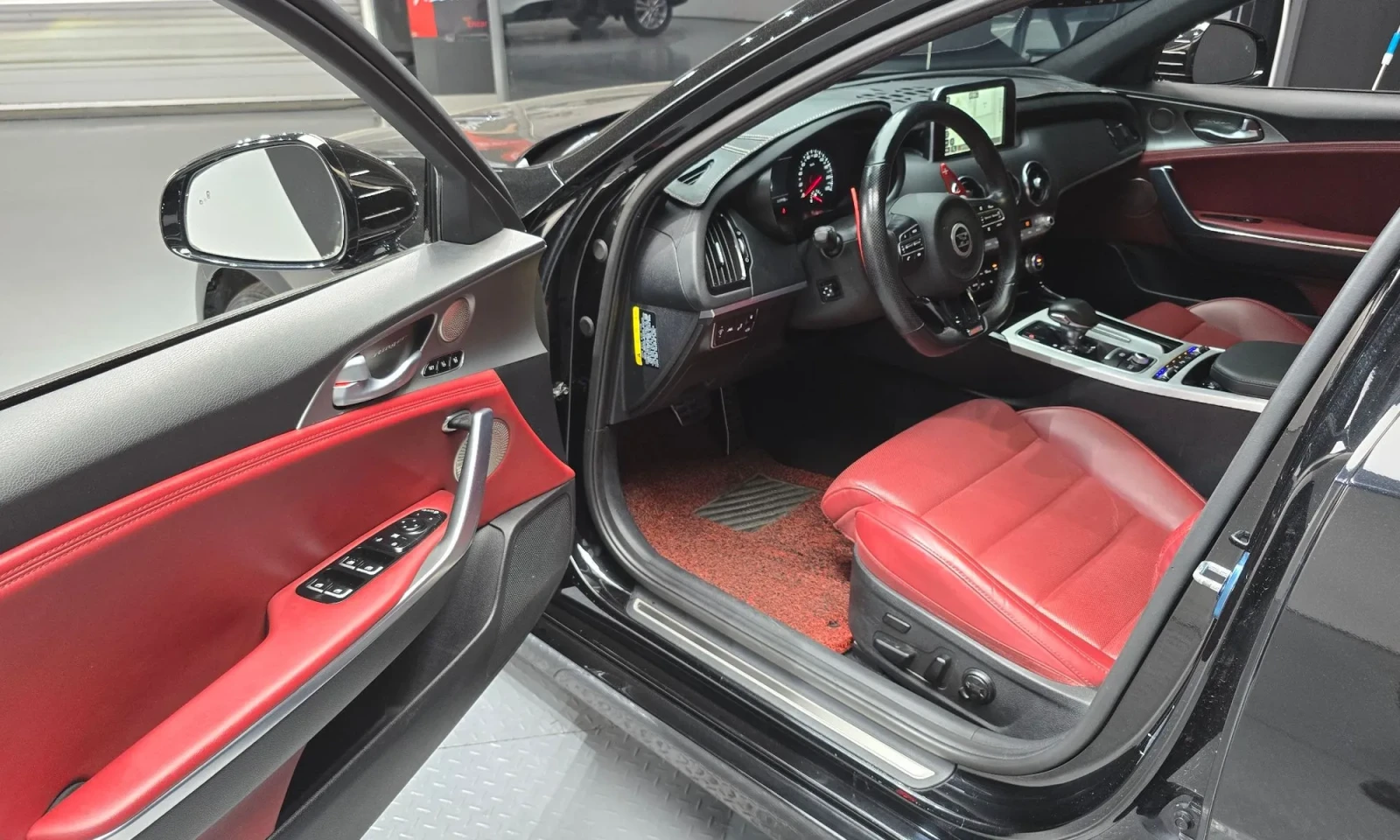 Kia Stinger 3.3* 360* RED* ОБДУ/ПОДГ* HUD* Lane Assist* BlindS, снимка 9 - Автомобили и джипове - 54482407