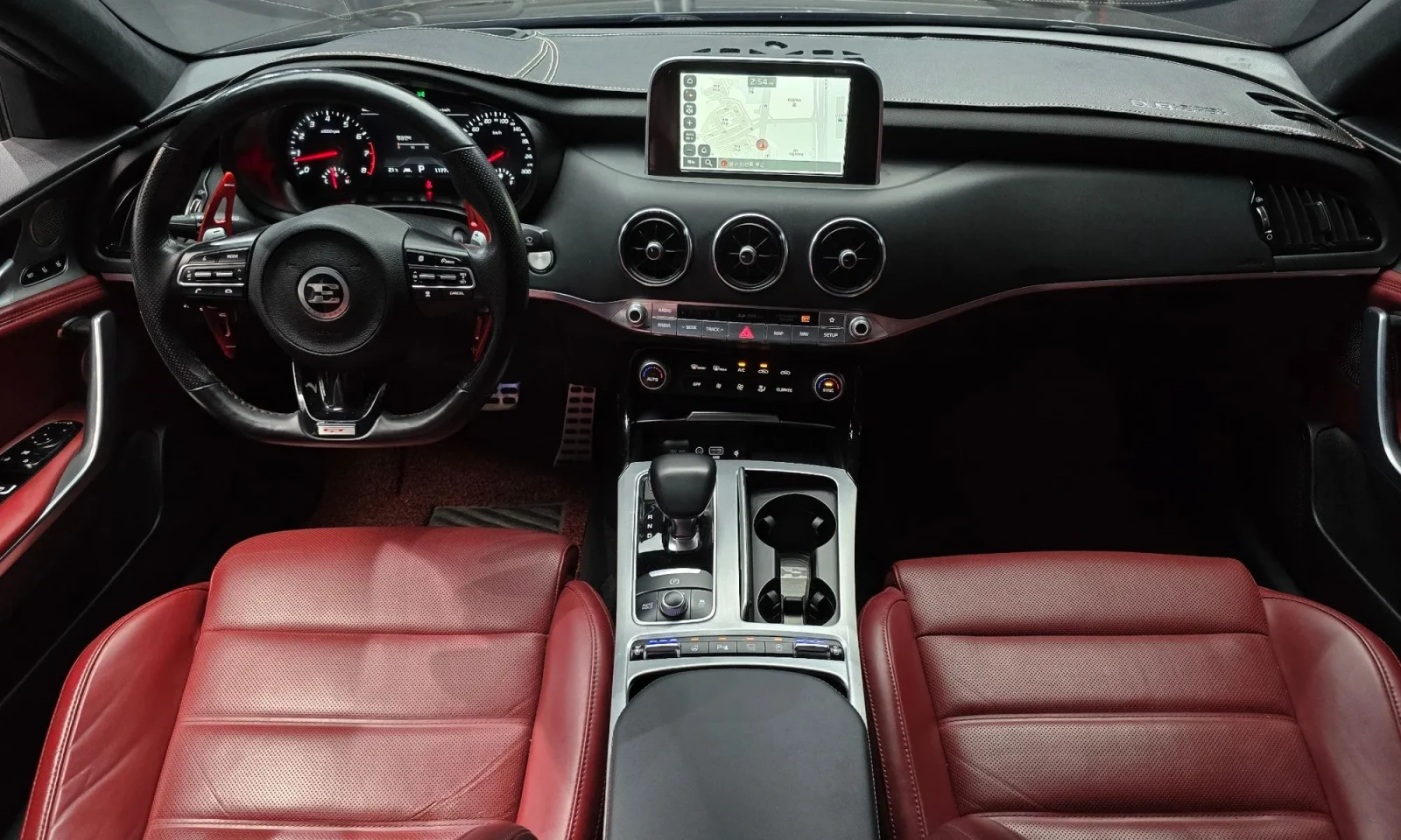 Kia Stinger 3.3* 360* RED* ОБДУ/ПОДГ* HUD* Lane Assist* BlindS, снимка 6 - Автомобили и джипове - 54482407