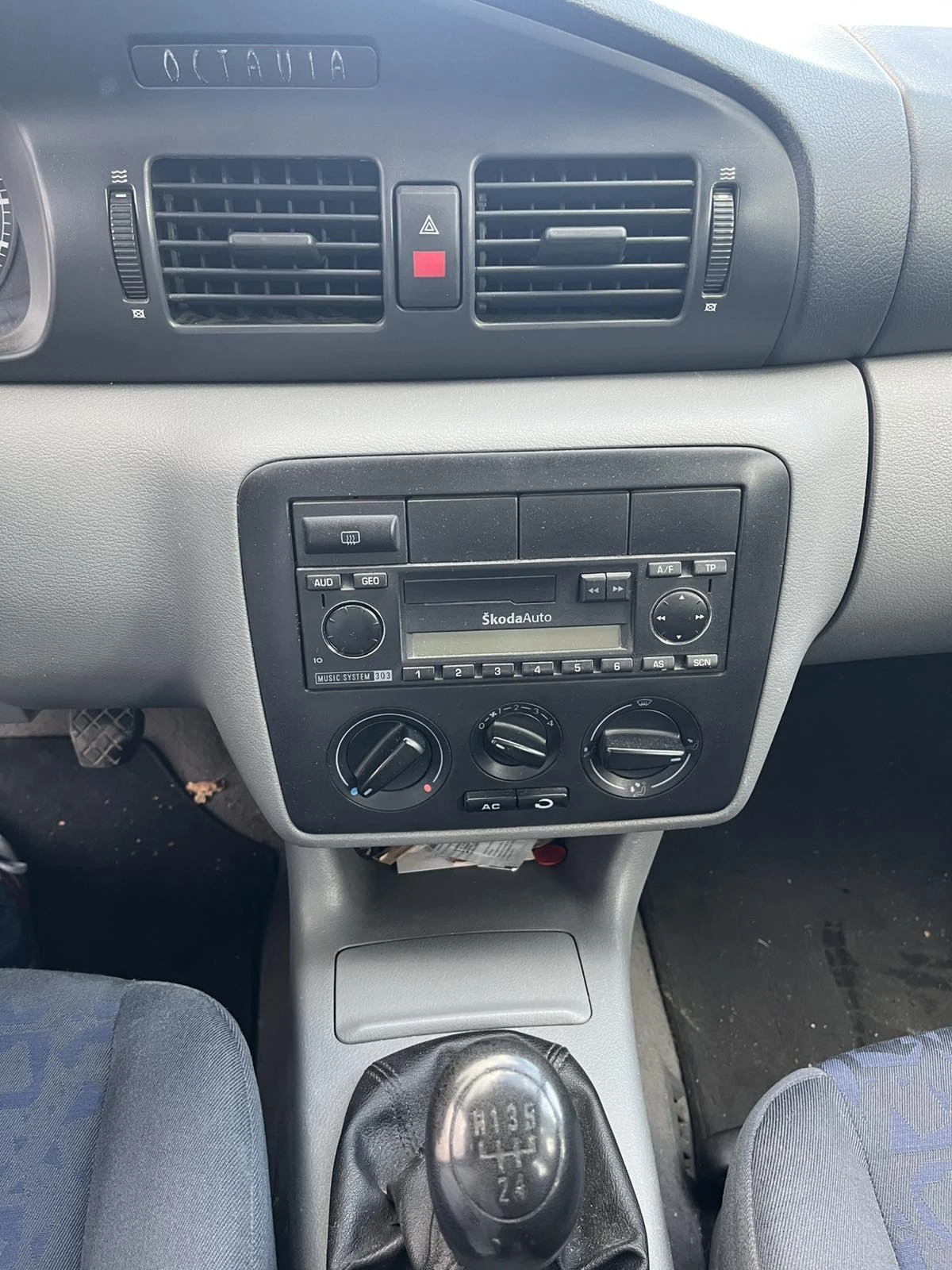 Skoda Octavia 1.6, снимка 9 - Автомобили и джипове - 56253512