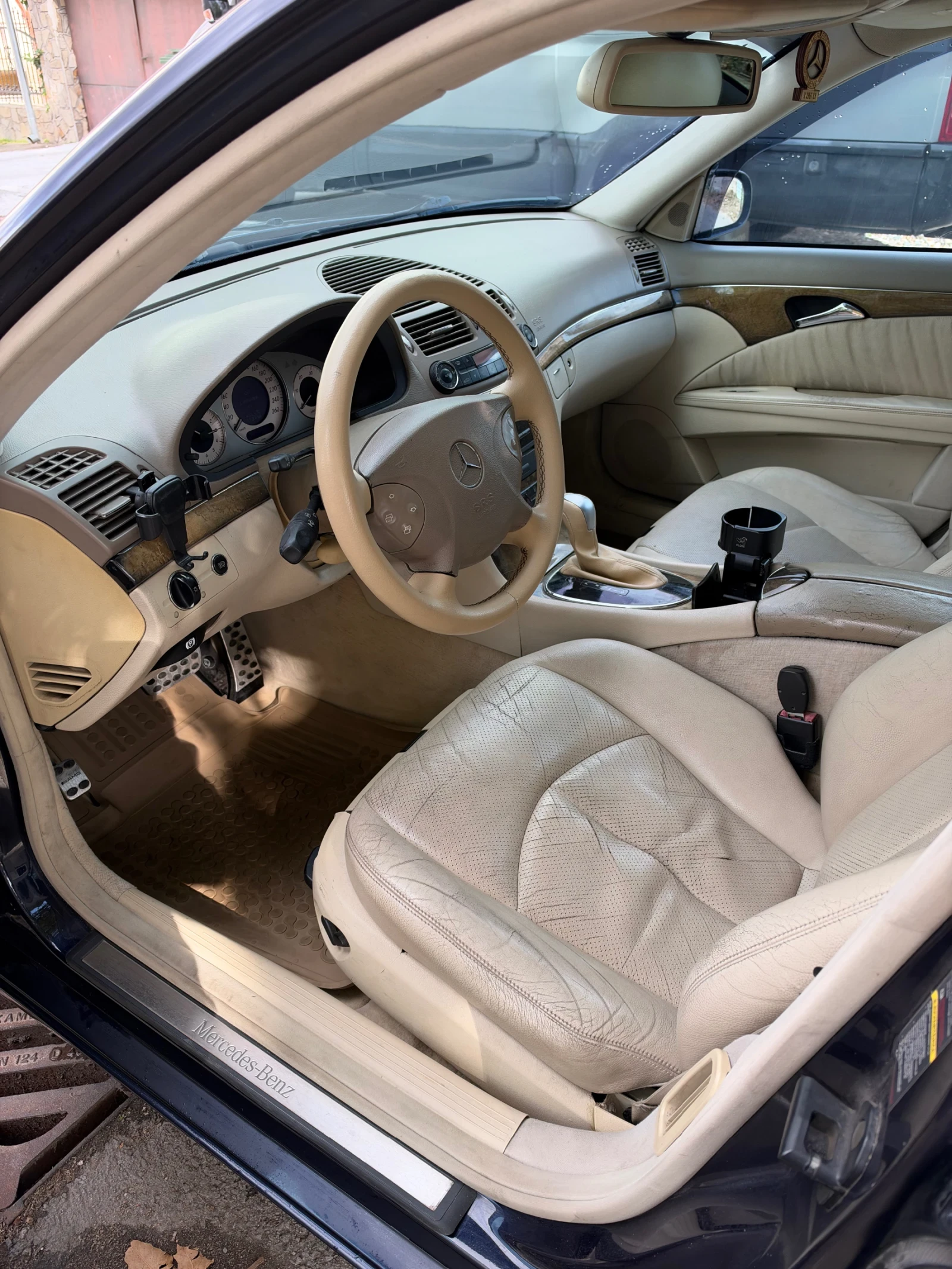 Mercedes-Benz E 270 2.7 CDI, снимка 3 - Автомобили и джипове - 56741363