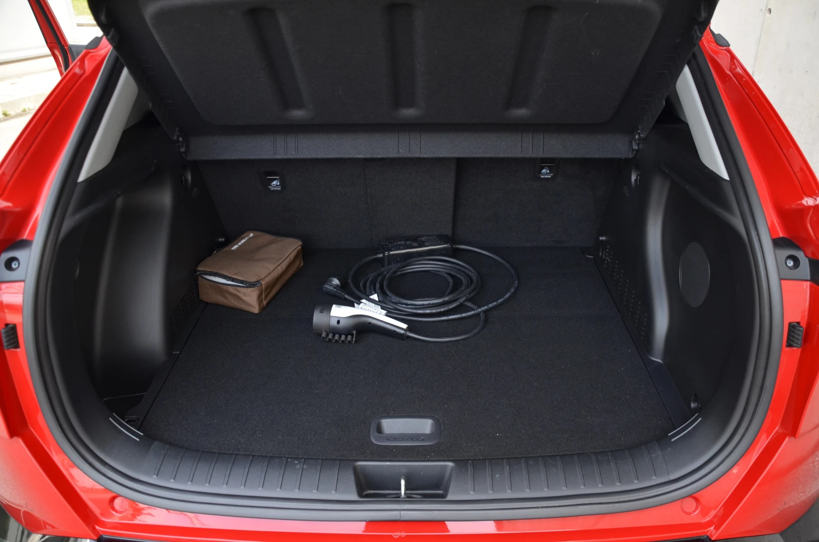 Hyundai Kona Premium EV, снимка 14 - Автомобили и джипове - 54836382