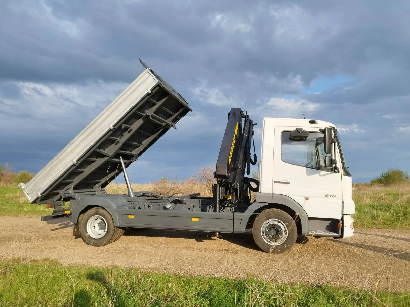Mercedes-Benz Atego Тристранен самосвал с Кран PALFINGER PK7000 - изображение 7