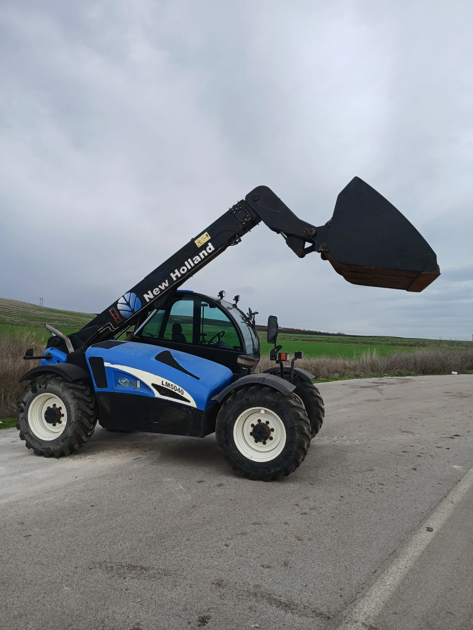 Телескопичен товарач New Holland LM5040 - изображение 3
