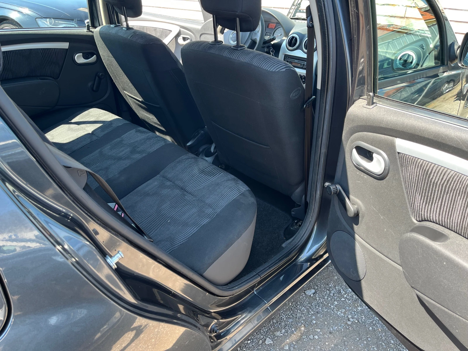 Dacia Sandero 1.6i БЕНЗИН - изображение 10