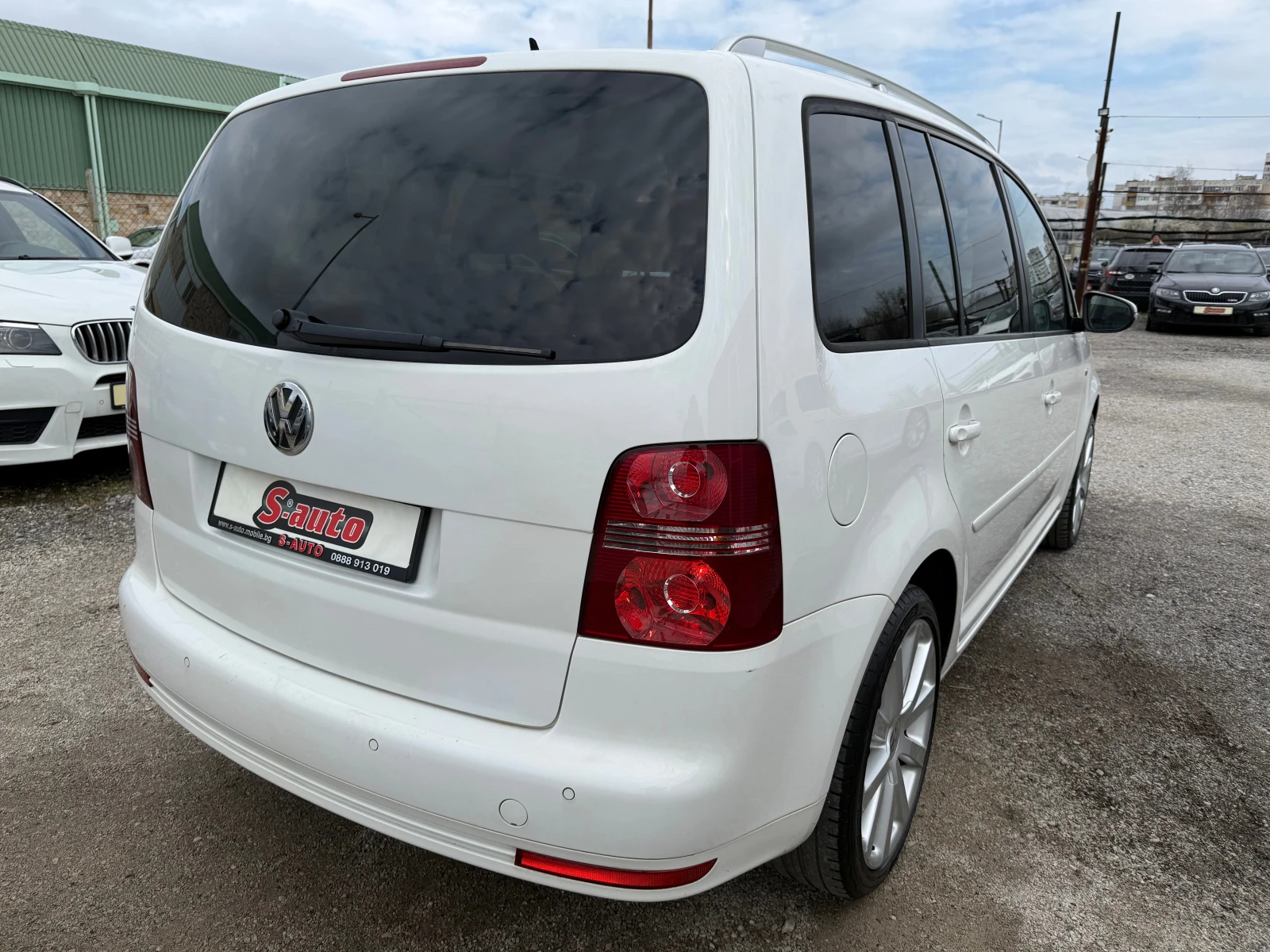 VW Touran 2.0tdi R-LINE* DSG* 170кс* ПОДГРЕВ* КСЕНОН* NAVI, снимка 5 - Автомобили и джипове - 54074071