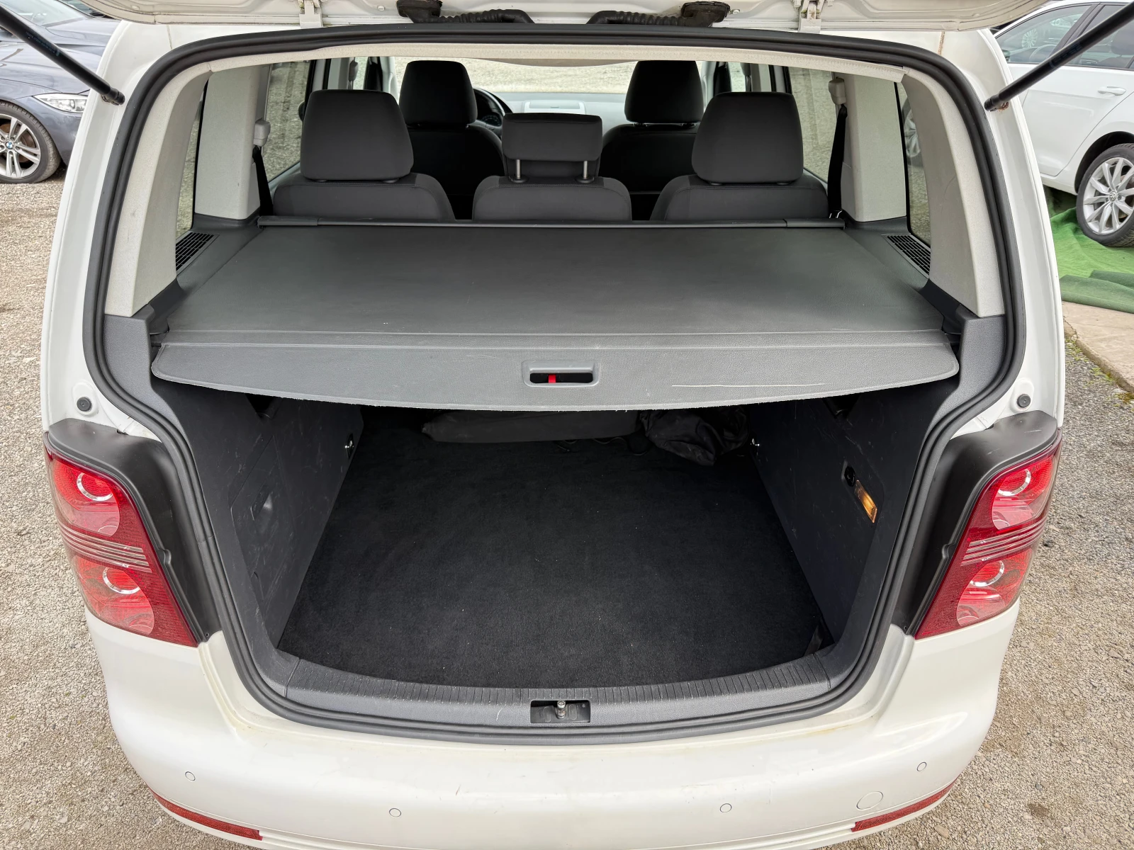 VW Touran 2.0tdi R-LINE* DSG* 170кс* ПОДГРЕВ* КСЕНОН* NAVI, снимка 9 - Автомобили и джипове - 54074071