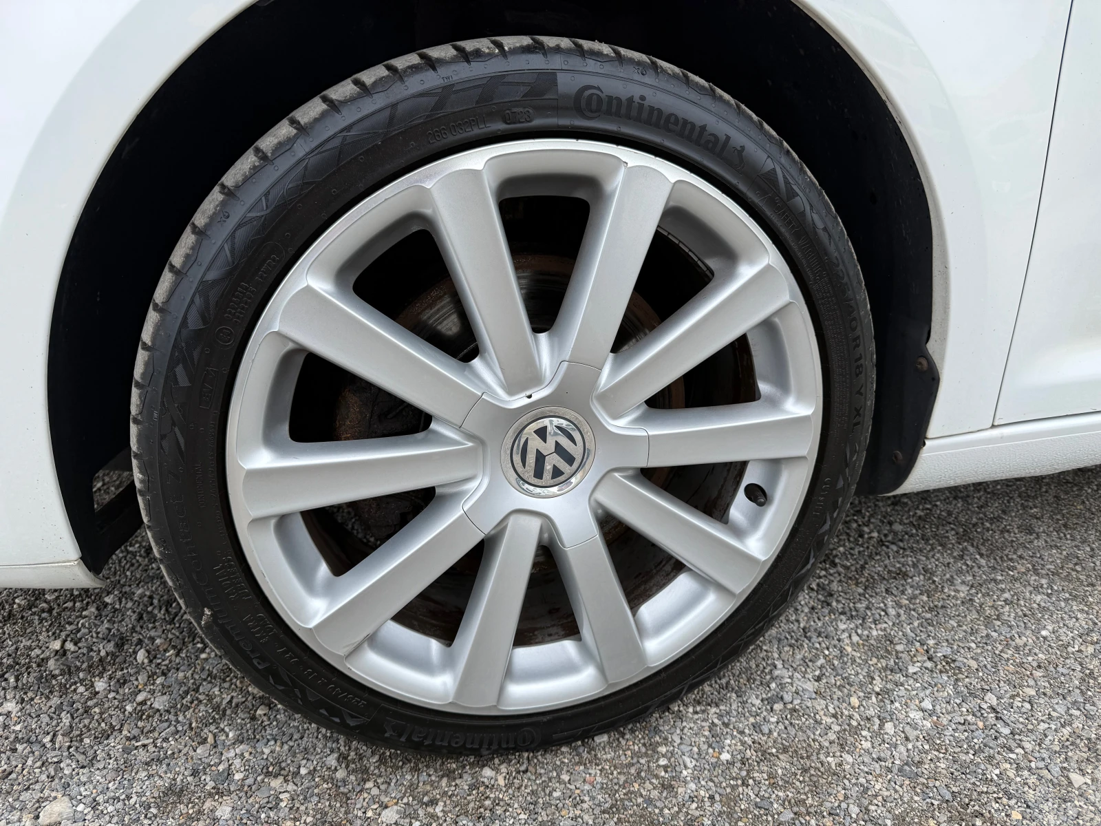 VW Touran 2.0tdi R-LINE* DSG* 170кс* ПОДГРЕВ* КСЕНОН* NAVI, снимка 8 - Автомобили и джипове - 54074071