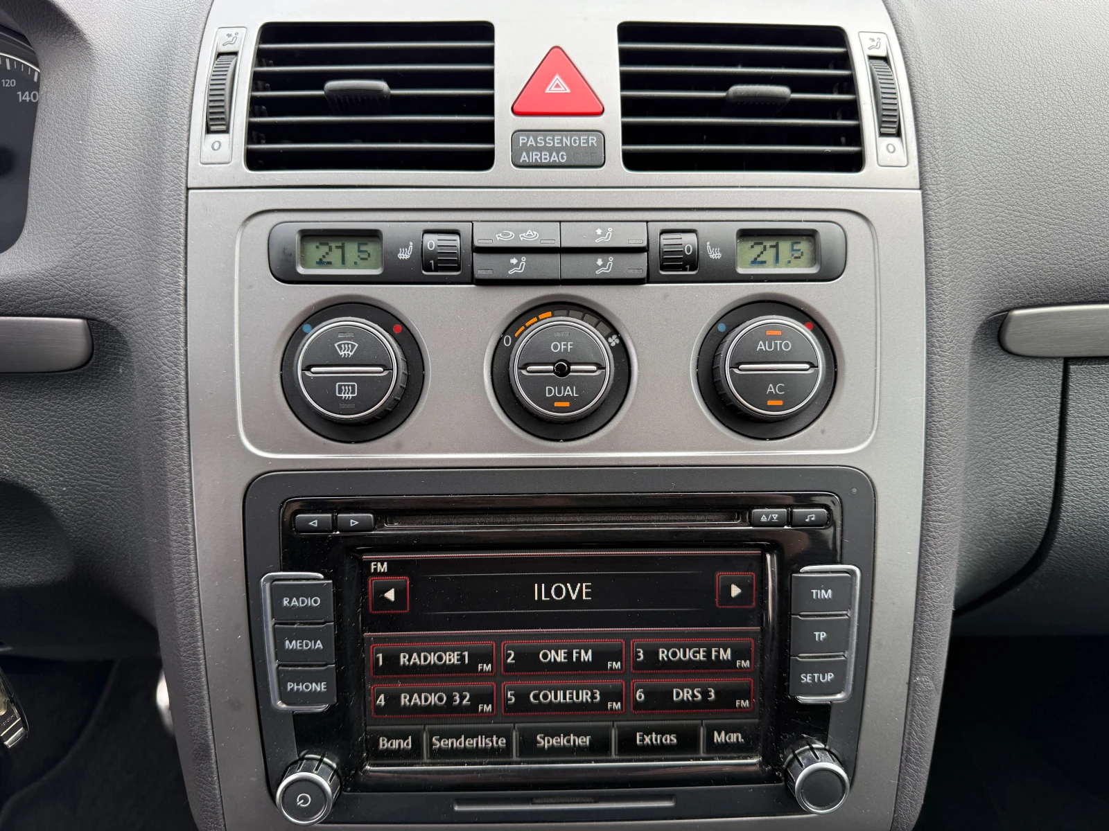 VW Touran 2.0tdi R-LINE* DSG* 170кс* ПОДГРЕВ* КСЕНОН* NAVI, снимка 16 - Автомобили и джипове - 54074071