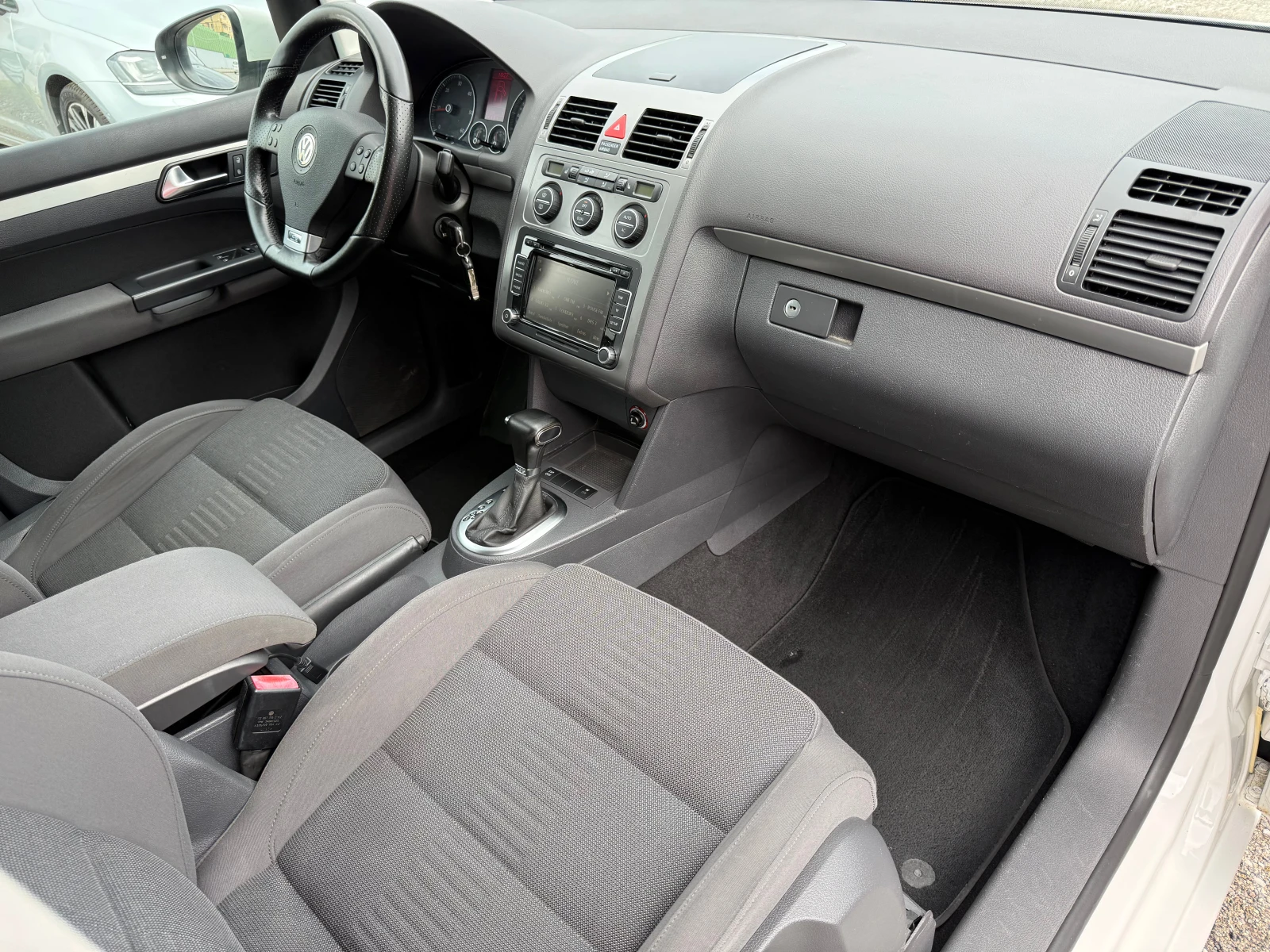 VW Touran 2.0tdi R-LINE* DSG* 170кс* ПОДГРЕВ* КСЕНОН* NAVI, снимка 12 - Автомобили и джипове - 54074071