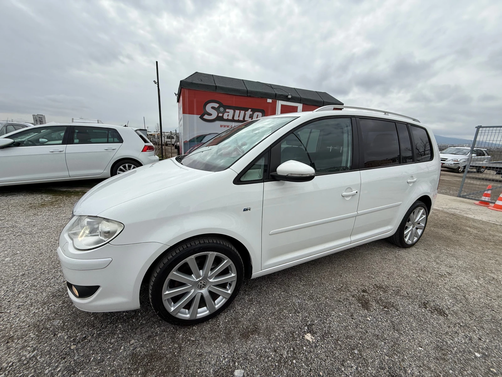 VW Touran 2.0tdi R-LINE* DSG* 170кс* ПОДГРЕВ* КСЕНОН* NAVI, снимка 7 - Автомобили и джипове - 54074071