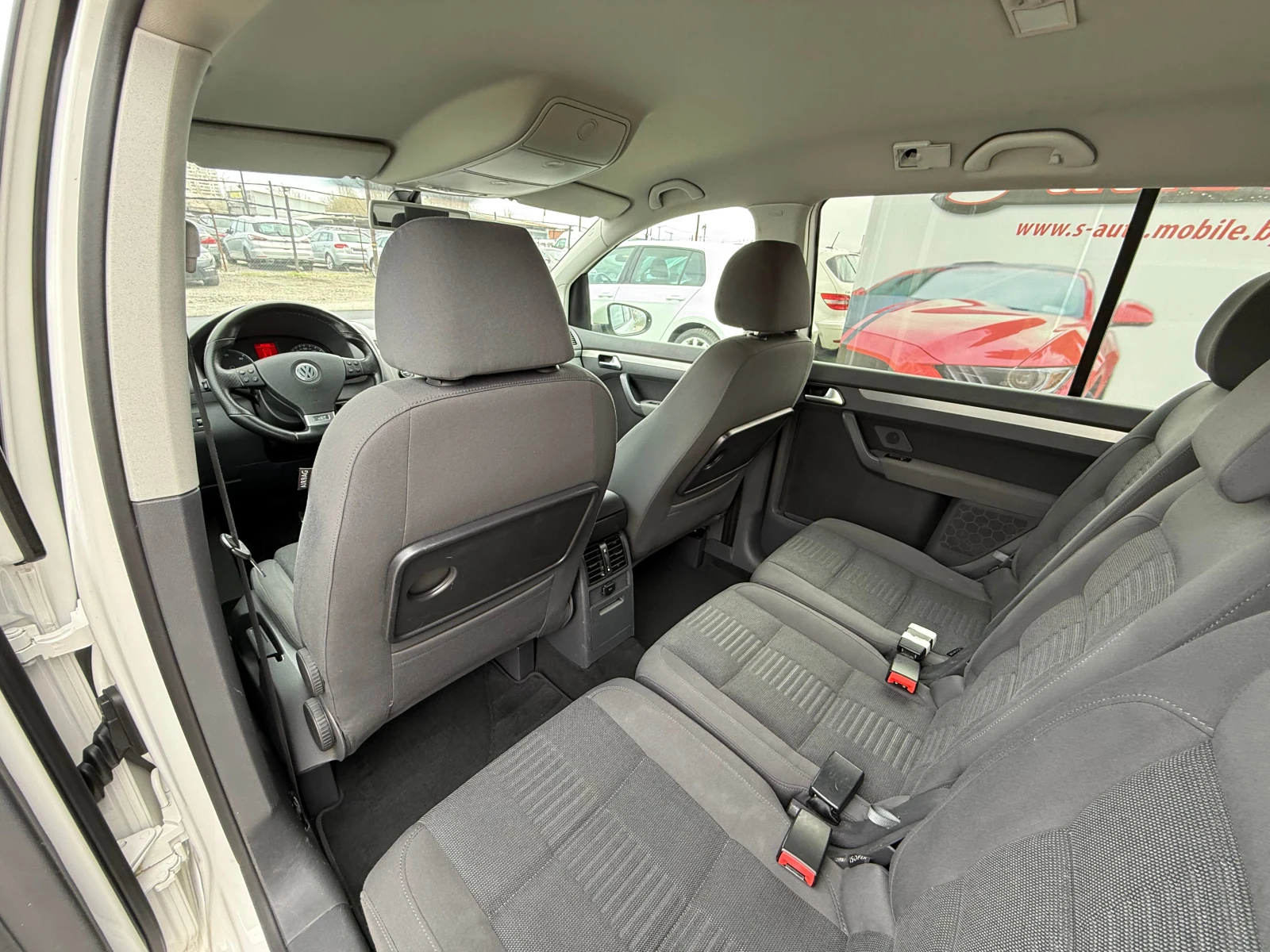 VW Touran 2.0tdi R-LINE* DSG* 170кс* ПОДГРЕВ* КСЕНОН* NAVI, снимка 14 - Автомобили и джипове - 54074071