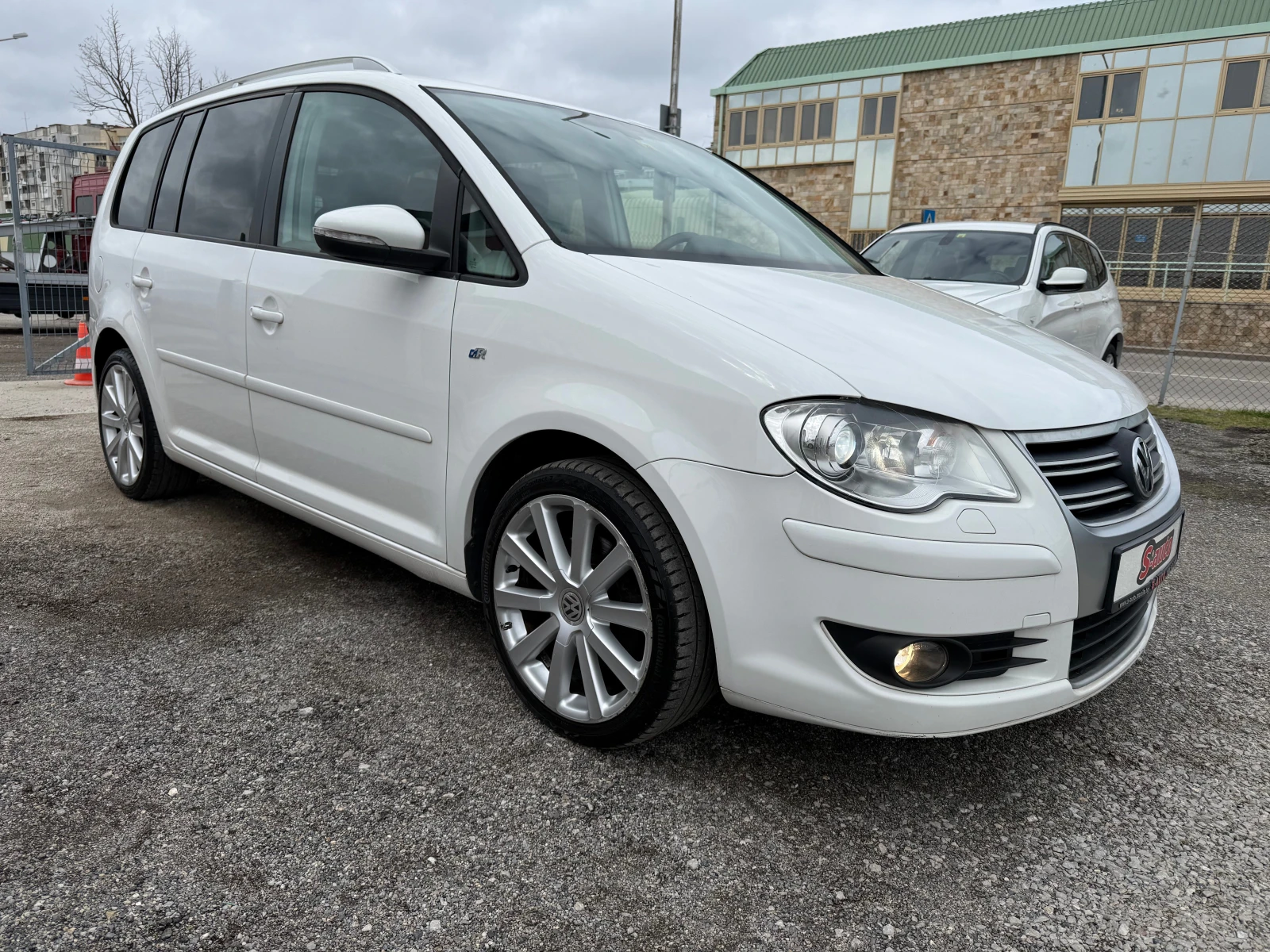 VW Touran 2.0tdi R-LINE* DSG* 170кс* ПОДГРЕВ* КСЕНОН* NAVI, снимка 3 - Автомобили и джипове - 54074071