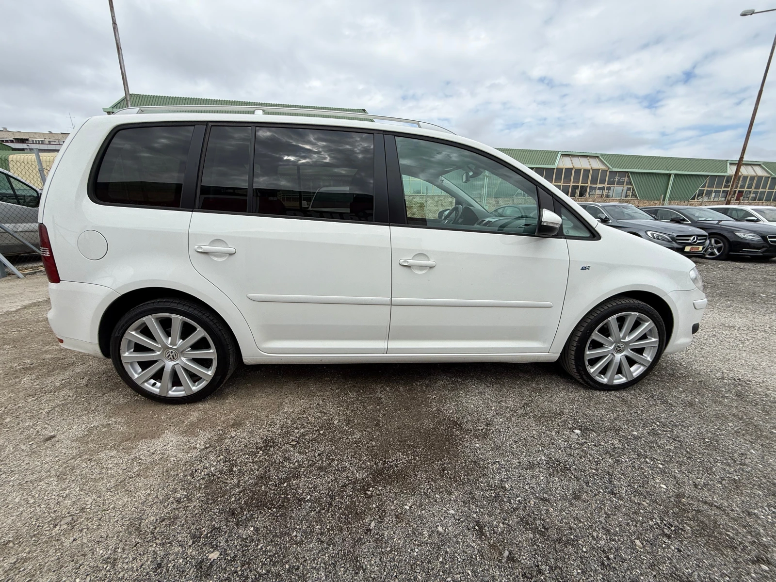 VW Touran 2.0tdi R-LINE* DSG* 170кс* ПОДГРЕВ* КСЕНОН* NAVI, снимка 4 - Автомобили и джипове - 54074071
