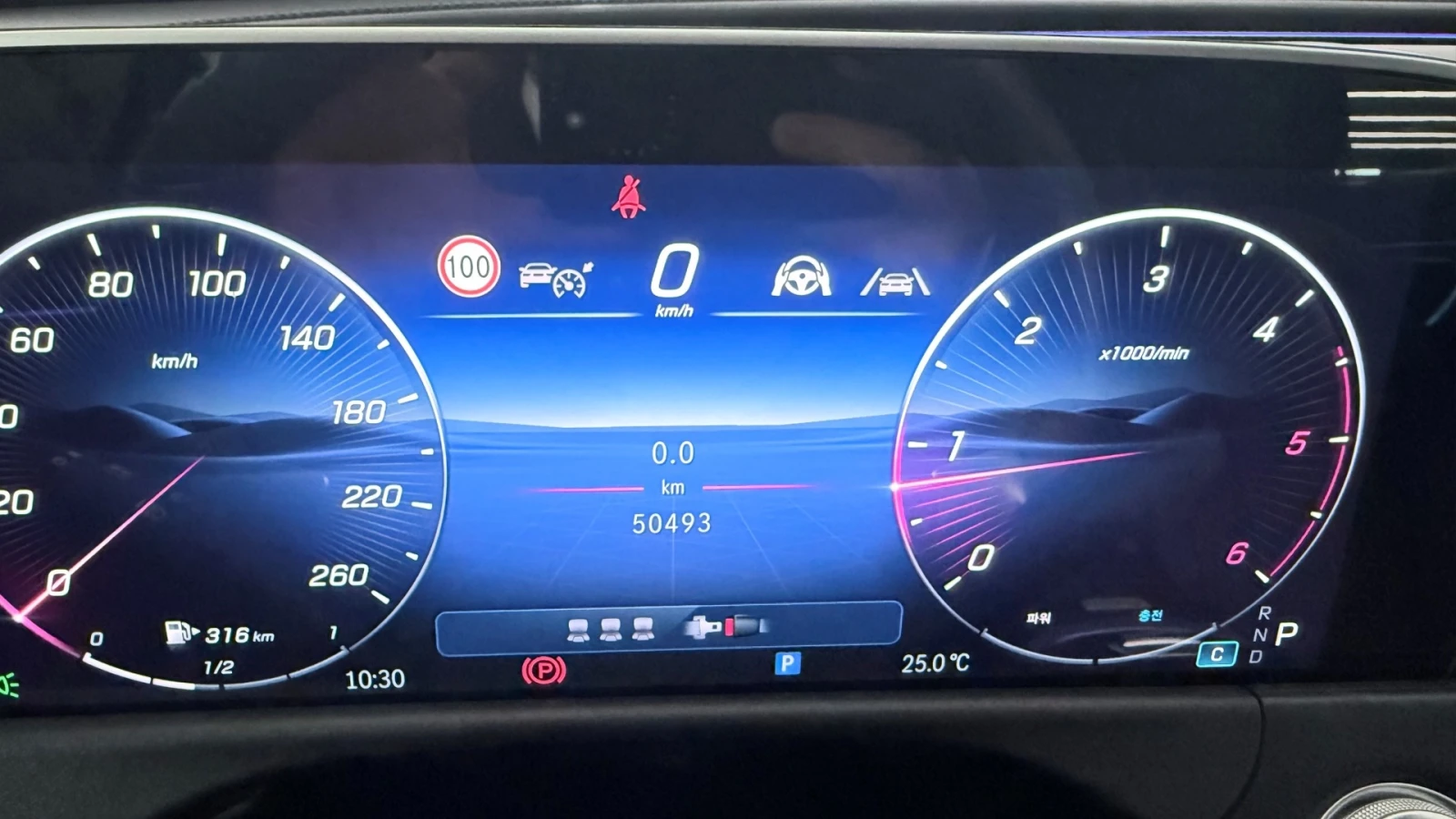 Mercedes-Benz E 220 4MATIC/ОБДУХВАНЕ/ПАНОРАМА/ДИСТРОНИК/360, снимка 10 - Автомобили и джипове - 55404627