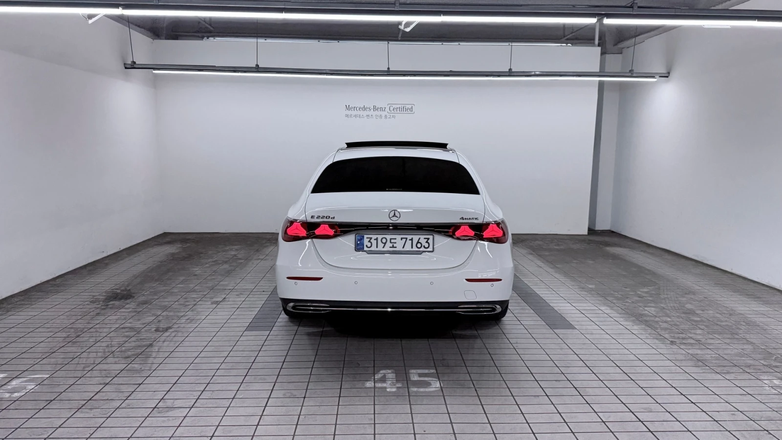 Mercedes-Benz E 220 4MATIC/ОБДУХВАНЕ/ПАНОРАМА/ДИСТРОНИК/360, снимка 4 - Автомобили и джипове - 55404627