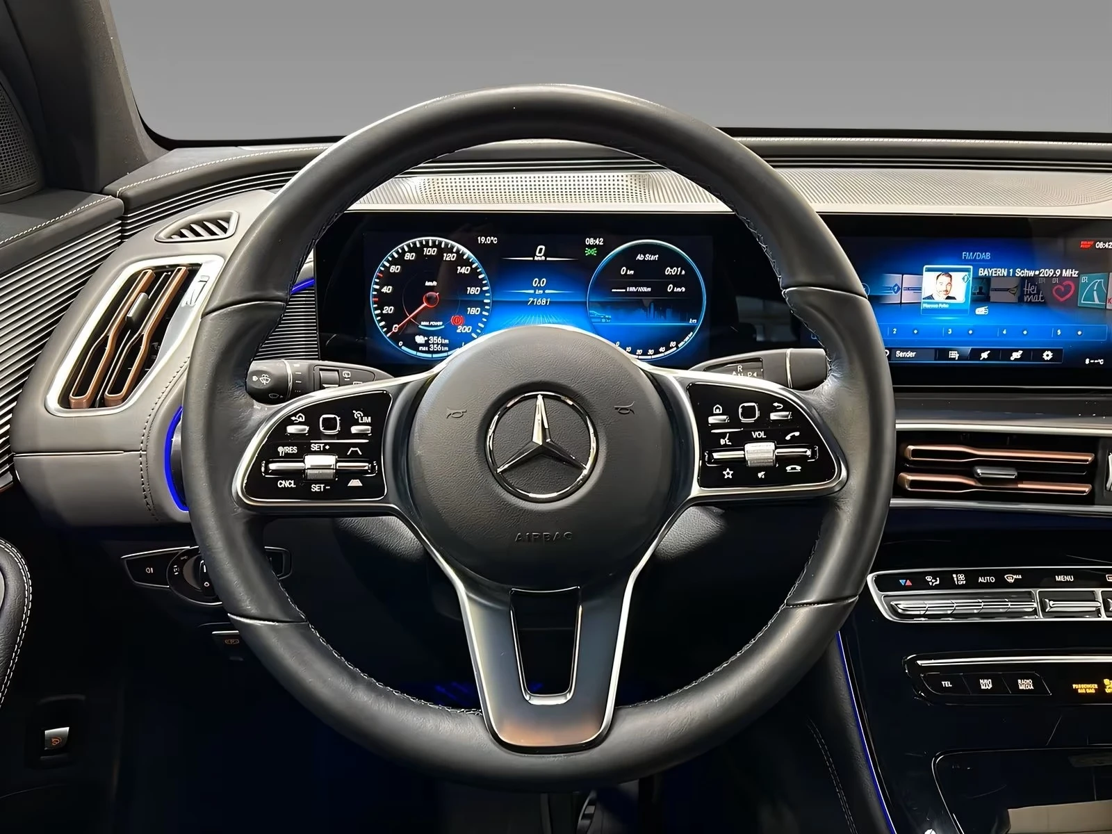 Mercedes-Benz EQC 400 4M AMG/CAMERA/HUD/, снимка 10 - Автомобили и джипове - 55233411