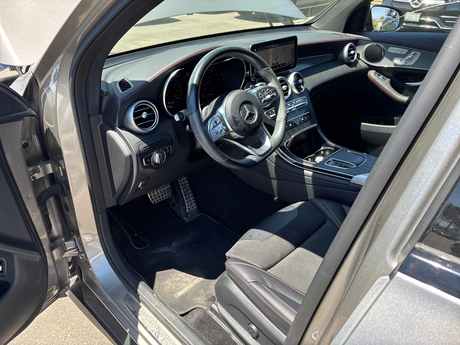 Mercedes-Benz GLC 300 ДИСТРОНИК * ДОГИТАЛНО ТАБЛО * ЧЕРВЕНИ КОЛАНИ * , снимка 6 - Автомобили и джипове - 55254389