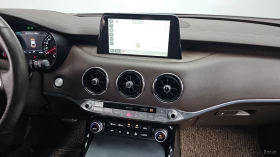 Kia Stinger 3.3 GT TURBO* ОБДУХ* AWD* 360* HUD* PANO* АВТОКРЕД, снимка 13
