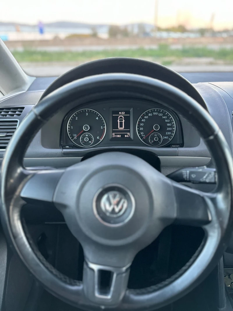 VW Touran 1.6 ДОКАРАН НА ХОД, снимка 10 - Автомобили и джипове - 47730625