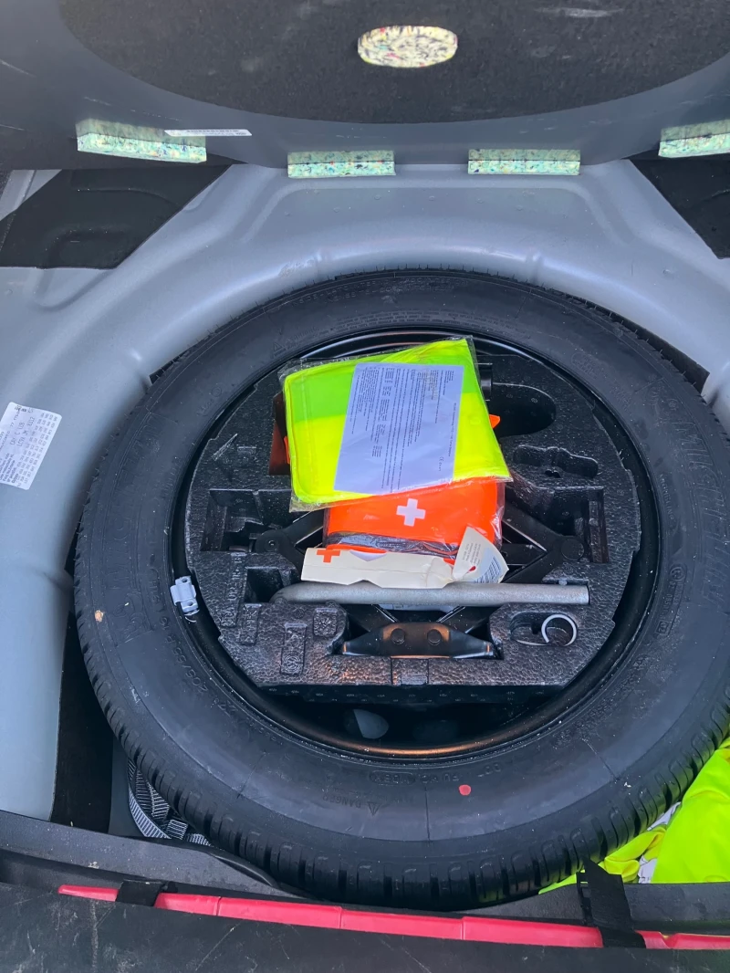 VW Jetta 1.6, снимка 8 - Автомобили и джипове - 52501907