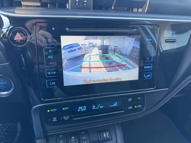 Toyota Auris 1.8 Hybrid / Camera / , снимка 10 - Автомобили и джипове - 52801490