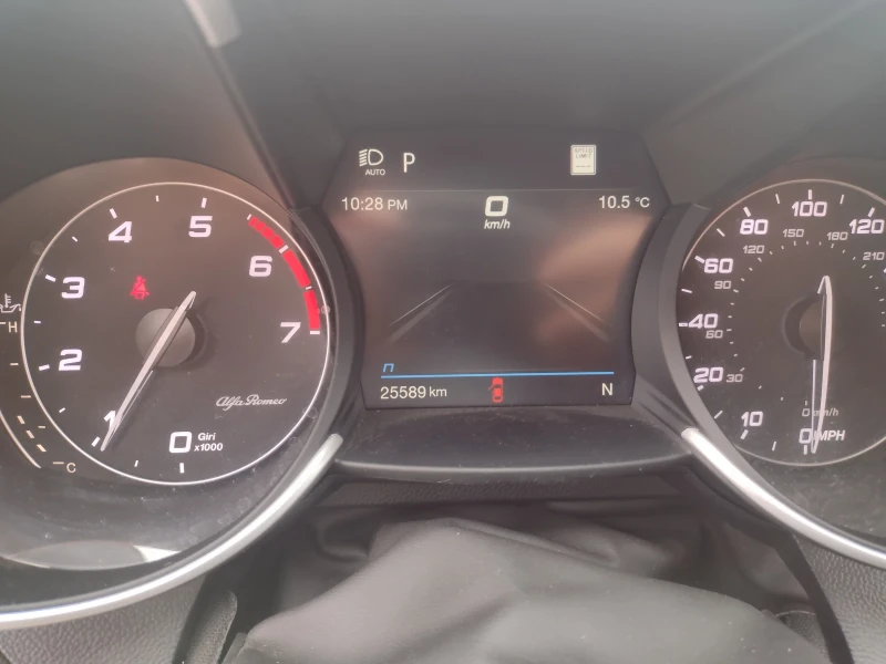 Alfa Romeo Giulia 2.0 Ti RWD, снимка 10 - Автомобили и джипове - 53105526